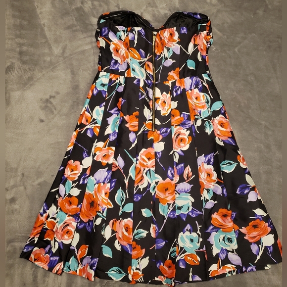 Express Floral Satin Strapless Dress (Size 2  | Knee-Length Pleated, Midi Dress. - Picture 4 of 7